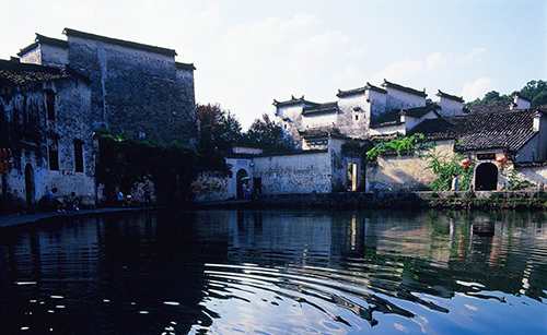 皖南宏村古村落成“写生”天堂